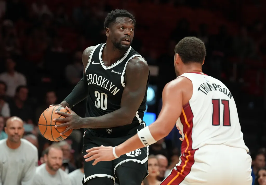 Julius Randle, who had an off night, looks to make a play as Klay Thompson defends during the Nets' preseason loss to the Heat.
