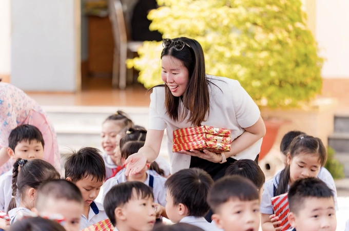 Ms. Nguyen Thu Thuy, Director of Sustainable Development - De Heus Vietnam presented gifts to nearly 700 students at branch 1 - Le Van Tam Primary School.