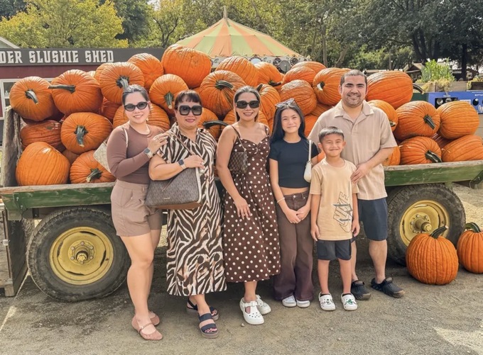 Mrs. Nguyen Ngoc (second from left) with her children and grandchildren in the US. Photo: Provided by the character
