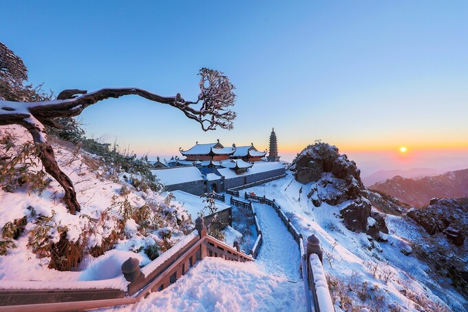 Snow covers the pathways and buildings of Fansipans spiritual complex during a winter cold spell. Photo courtesy of Sun World