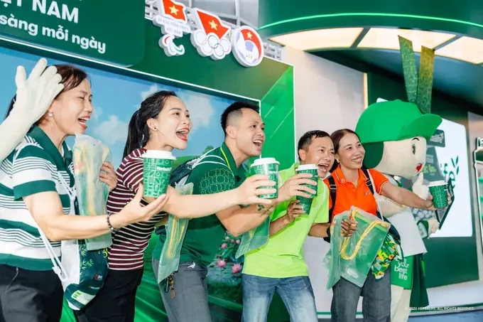 Runners take part in activities at the Herbalife booth after collecting their bibs and race kits. Photo courtesy of VnExpress Marathon