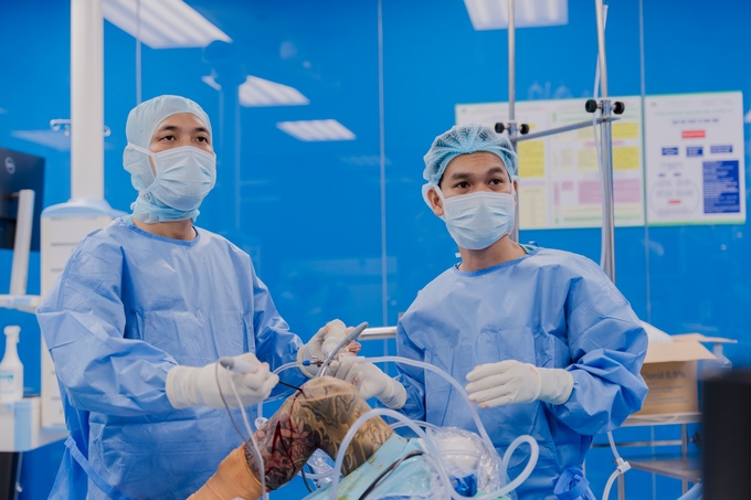 Dr. Le Quang Huy (L) performs an anterior cruciate ligament reconstruction procedure. Photo courtesy of Hong Ngoc General Hospital