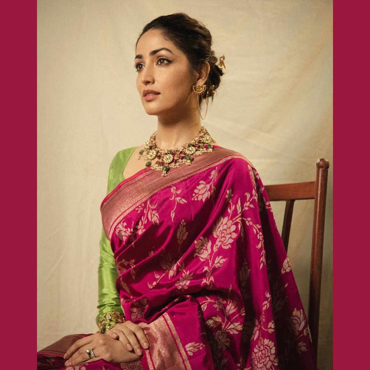 This look of Yami Gautam will also be great for Ashtami. She is wearing a Rani pink color handloom saree, with which she has paired a forest green color blouse. This creates a great contrast which is both classy and gives a vibrant touch to the look.