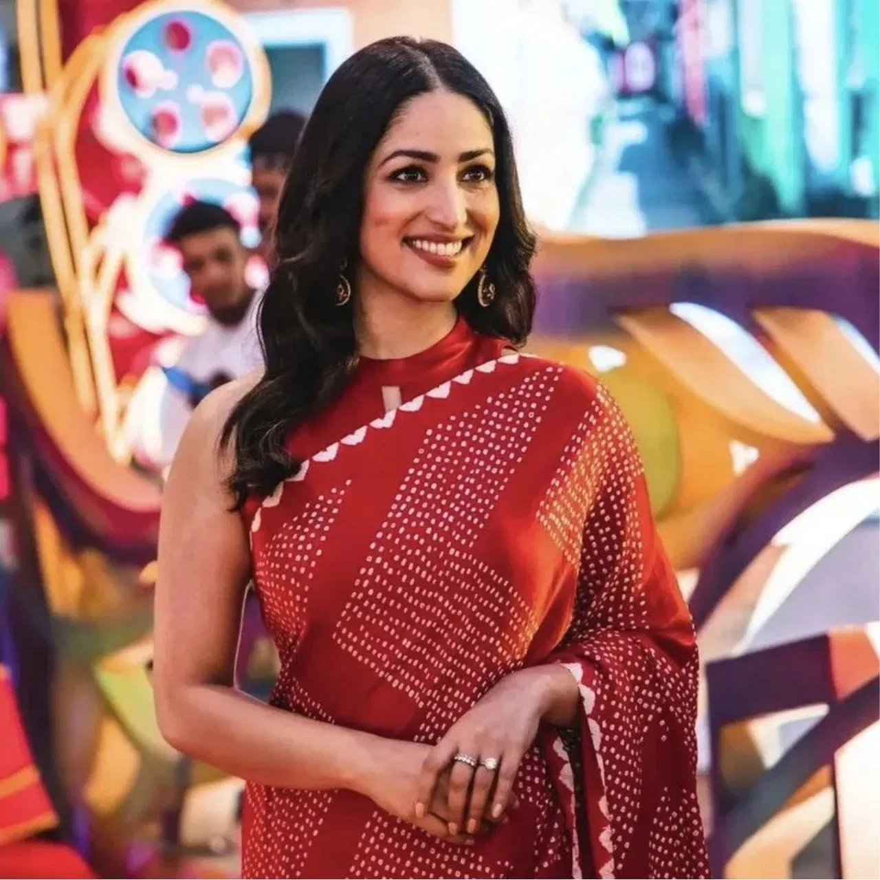 On the day of Ashtami, if you want to wear a saree which is lightweight and also gives a perfect festive vibrant look, then this look of Yami Gautam will be perfect. You can wear red colored Bandhej print saree like the actress. Pair it with a plain fabric blouse and complete the look with earrings and subtle makeup.