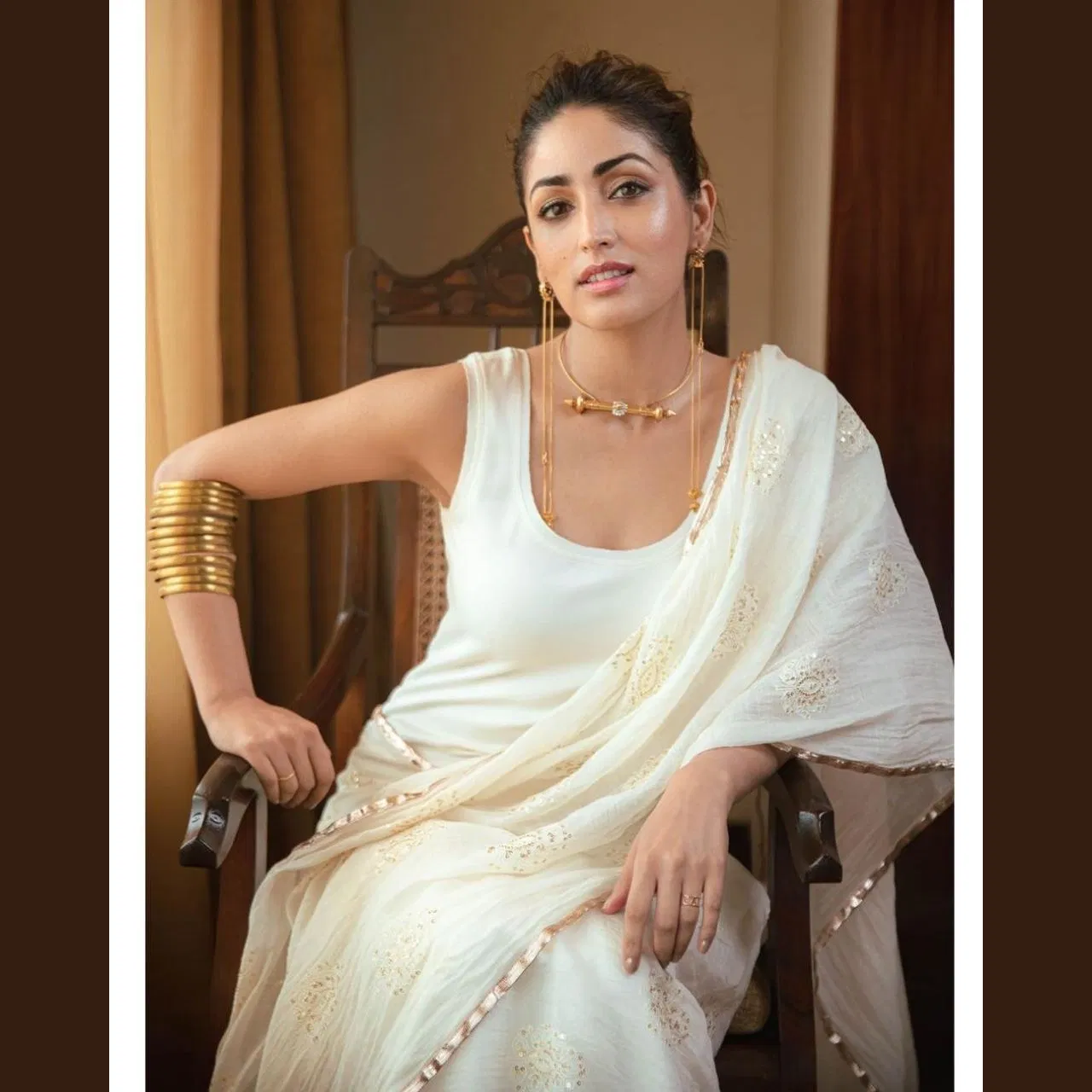 The eighth day of Navratri i.e. Ashtami is dedicated to Mother Mahagauri. Their color is considered to be white. It is considered a symbol of peace, purity and simplicity. On this day you can take ideas from this look of Yami Gautam. The actress has worn a saree with a tank top. Her look is semi ethnic. If you want, you can carry a similar lightweight golden work saree made of muslin or cotton fabric. 