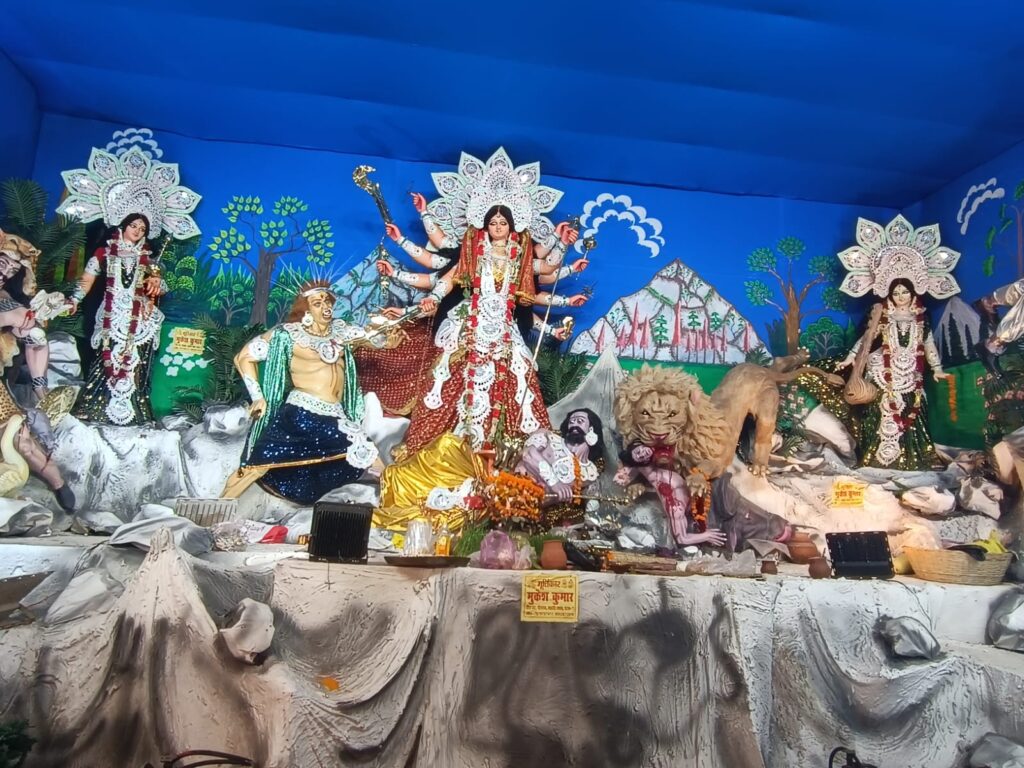 Patna Durga Puja 2026: Durga festival is celebrated in Patna, crowd gathered in puja pandals to have darshan of Maa Durga, see 5 pictures. 12