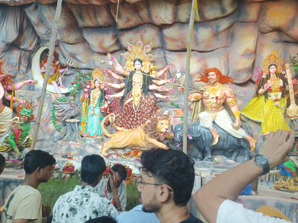 Patna Durga Puja 2026: Durga festival is celebrated in Patna, crowd gathered in puja pandals to have darshan of Maa Durga, see 2 pictures. 2