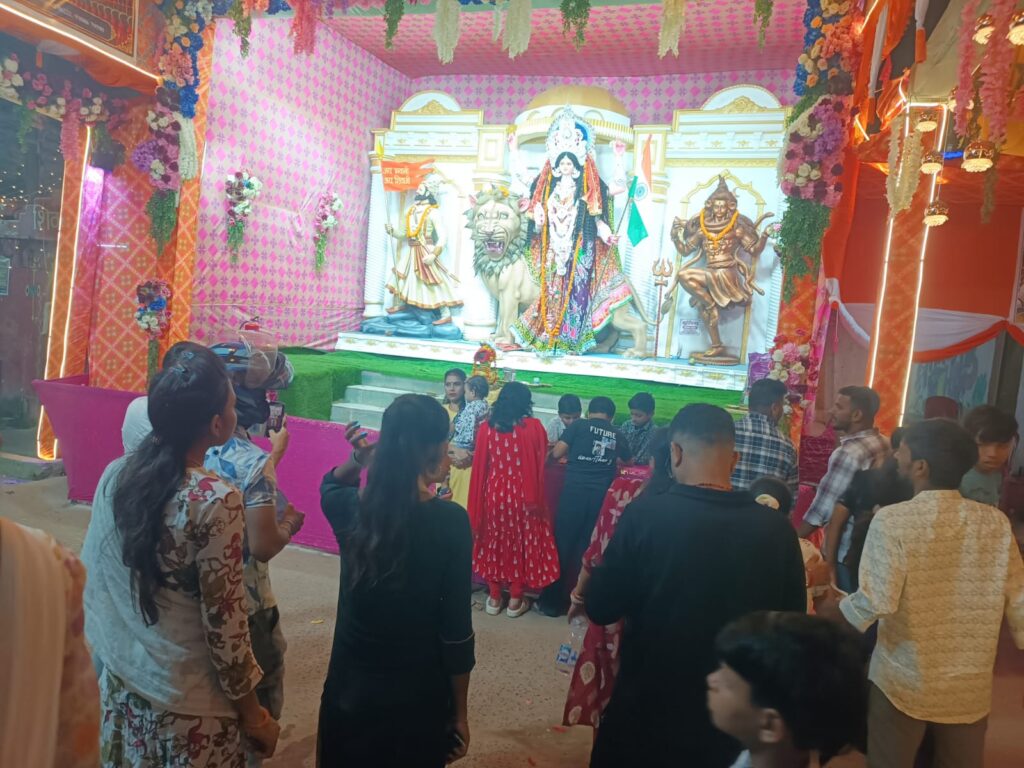 Patna Durga Puja 2026: Durga festival is celebrated in Patna, crowd gathered in puja pandals to have darshan of Maa Durga, see 10 pictures. 18