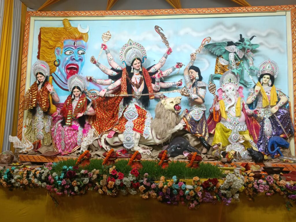 Patna Durga Puja 2026: Durga festival is celebrated in Patna, crowd gathered in puja pandals to have darshan of Maa Durga, see 8 pictures. 13