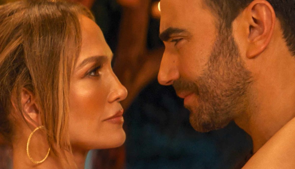 Jennifer Lopez and Brett Goldstein on the set of Office Romance.