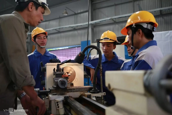 Workers join a metal cutting and welding practice class organized by Sona International Manpower Supply & Trading JSC to get ready for working in Lithuania and Rumania. Photo by Read/An Phuong
