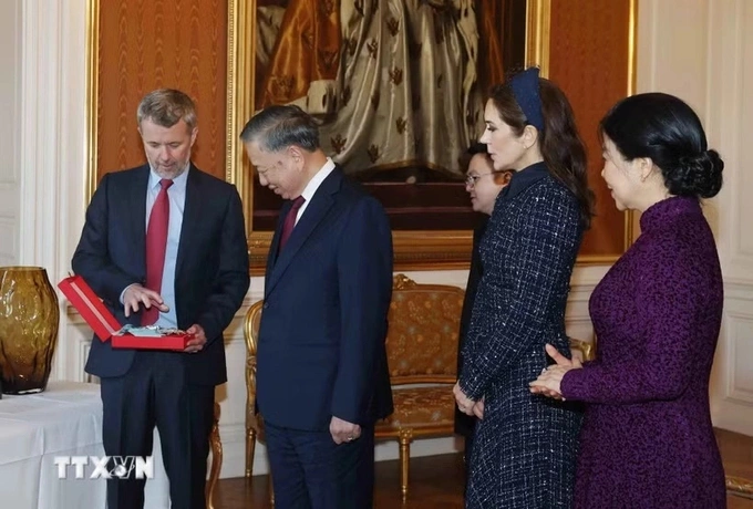King Frederik X (L) presents the Order of the Elephant to General Secretary of the Communist Party of Vietnam Central Committee and President To Lam (second from left). Photo by VNA