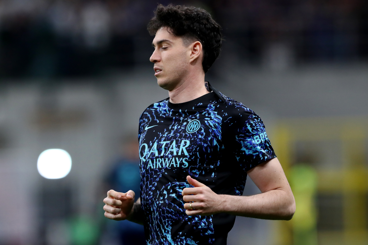 MILAN, ITALY - APRIL 05: Alessandro Bastoni of Inter warms up prior to the Serie A match between FC Internazionale and AS Roma at Giuseppe Meazza Stadium on April 05, 2026 in Milan, Italy. (Photo by Marco Luzzani/Getty Images)