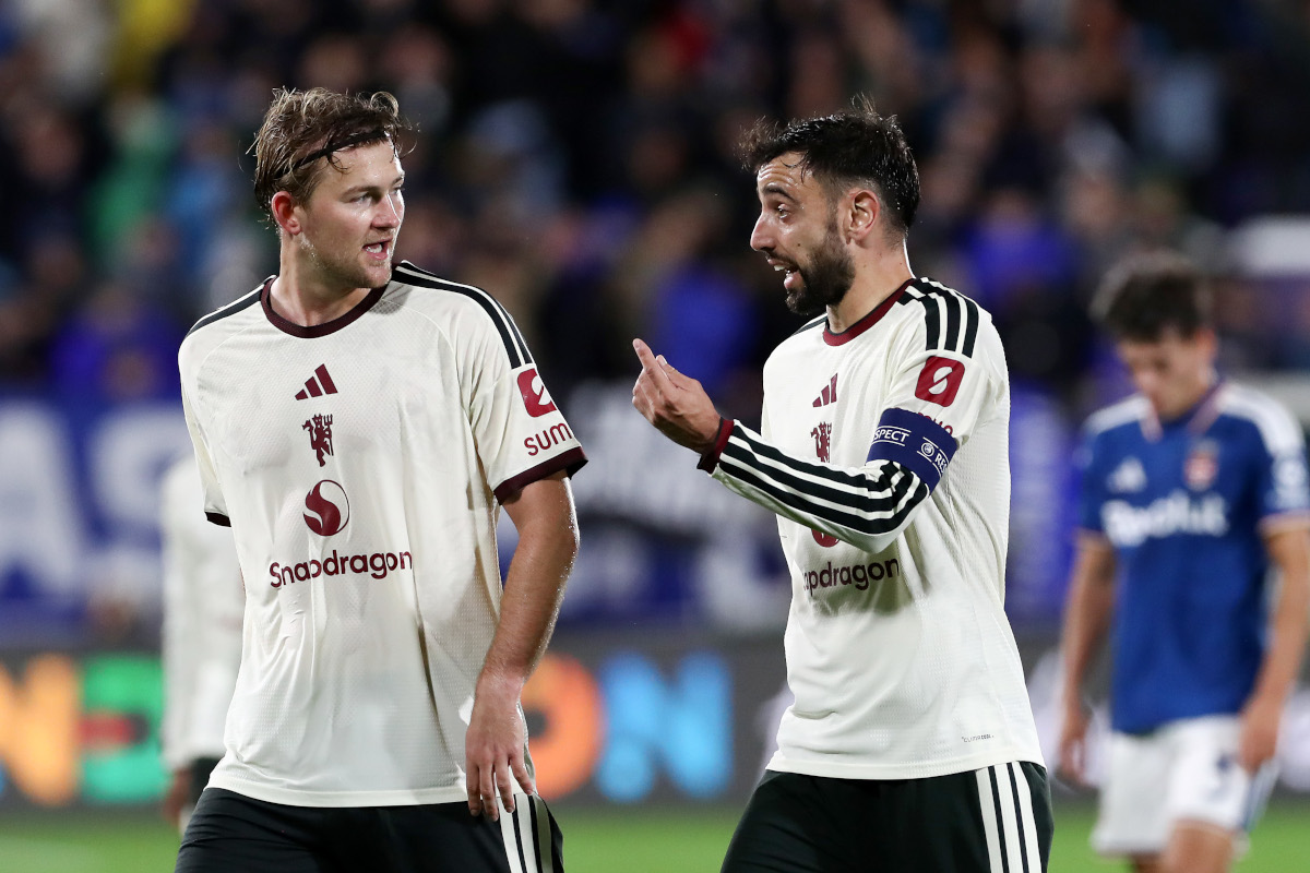 ITALY - OCTOBER 21: Bruno Fernandes and Matthijs de Ligt of Manchester United react during the UEFA Champions League 2026/27 League Phase MD3 match between Como 1907 and Manchester United at Giuseppe Sinigaglia Stadium on October 21, 2026 in Italy. (Photo by Marco Luzzani/Getty Images)