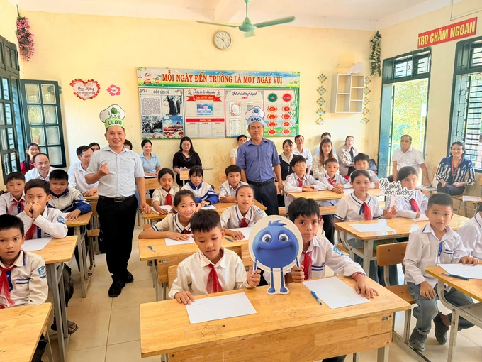 Trial teaching session for students in the training course on School Hygiene. Photo: Thuy Hong