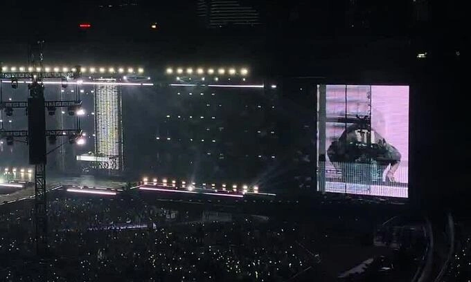 BigBang knelt down to thank the audience 