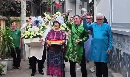 Irish groom brings 65 Western guests to his hometown wedding, the bride's family 'is on fire'