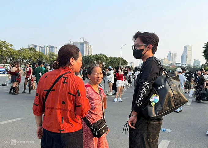 Tickets deal with an audience. Photo: Thanh Thanh