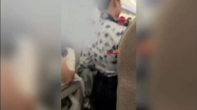 The Chinese flight attendant knelt down and apologized to the customer
