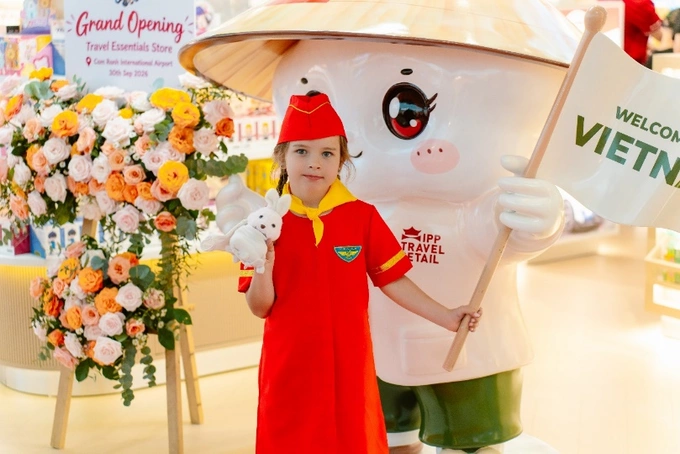 A foreigner took photo with mascot at the store. Photo courtesy of IPP Travel Retail