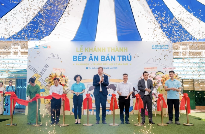 Representatives of De Heus Vietnam, representatives of the Hope Fund, local officials and leaders and the school cut the ribbon to inaugurate the new kitchen. Photo: Vy An