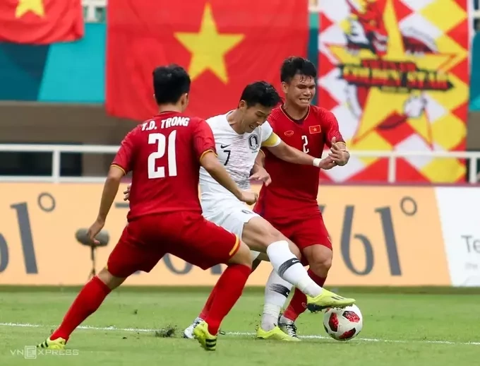 Son Heung-min (in white) during the match against Vietnam in the semifinals of the 2018 Asian Games in Indonesia. Photo by Read/Hieu Luong